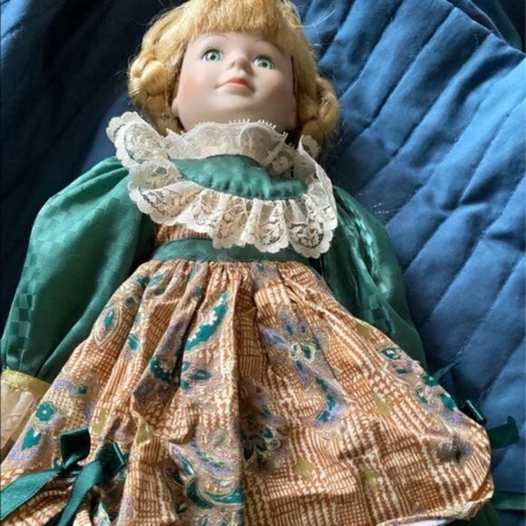 Porcelain Victorian Doll with green and brown dress, including shoes - Picture 1 of 10
